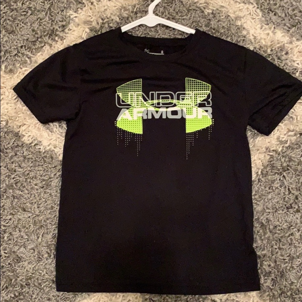 Under armour boys hear gear shirt size 6